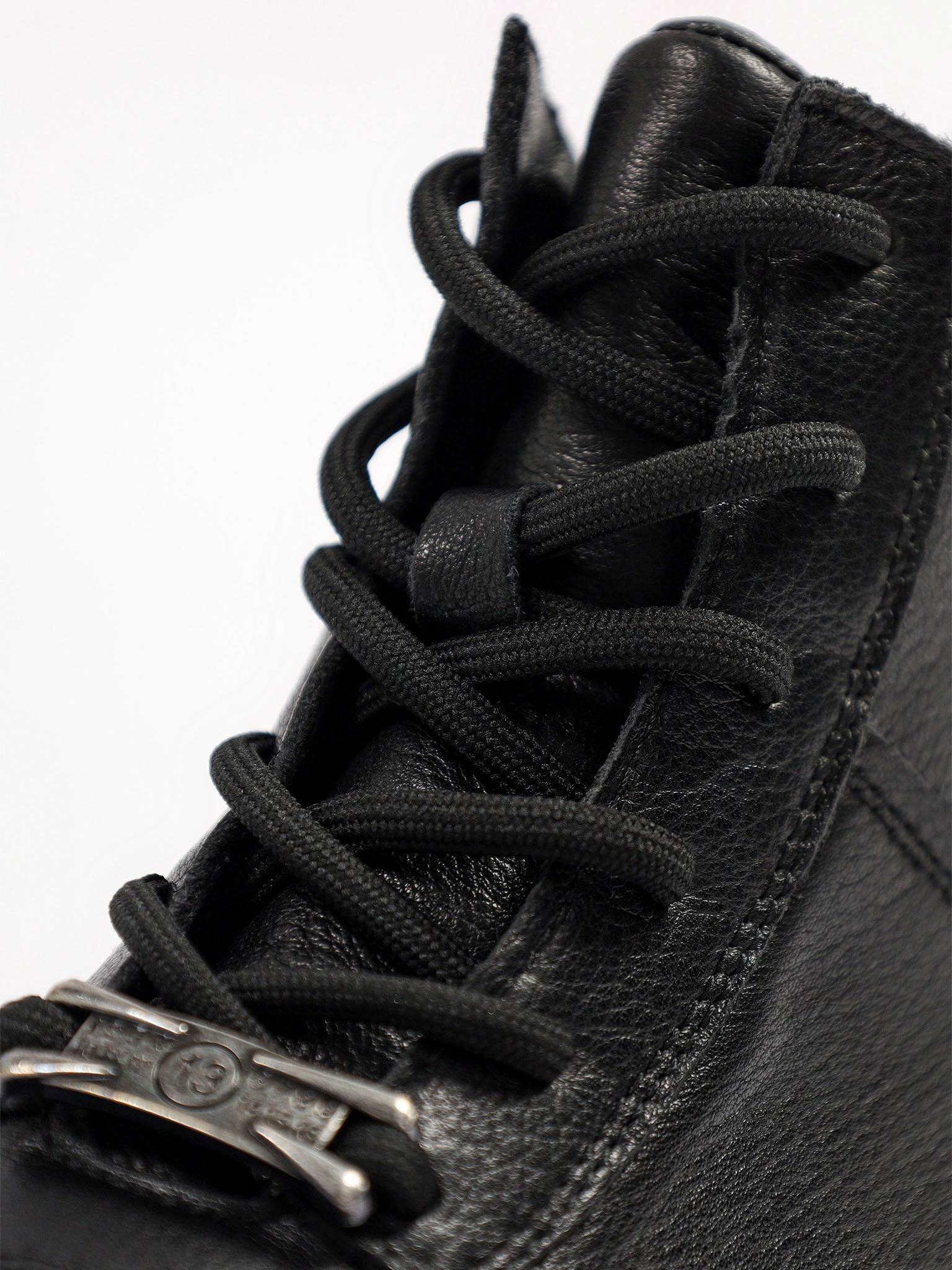 Кроссовки черного цвета на средней рельефной подошве